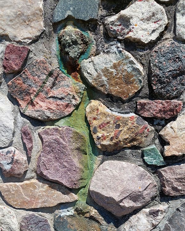 Detail du socle en pierres locales