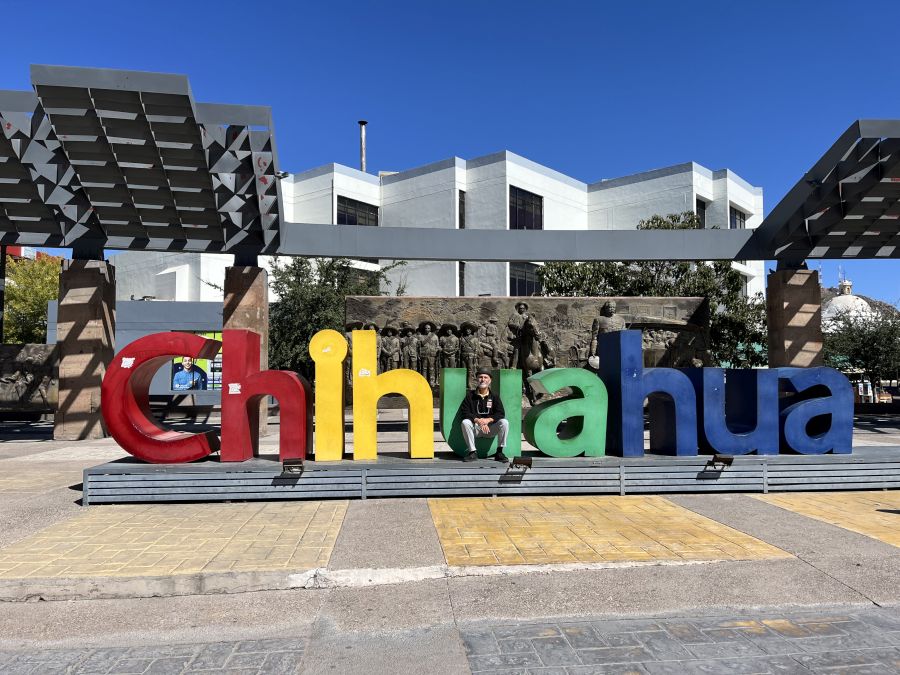 A Chihuahua comme ailleurs les gens adorent se photographier devant les noms de ville en relief