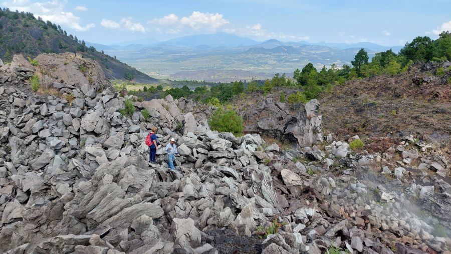 Le guide explique a Claudie que son pere a vu naitre le volcan il y a ans