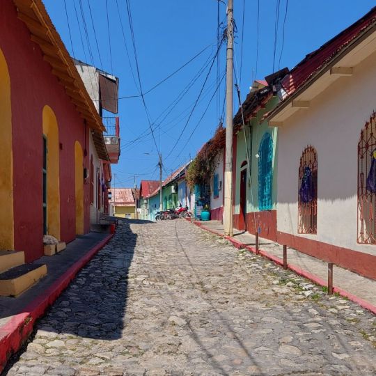 Dans les petites rues tranquilles et colorees de Flores certains habitants portent des gilets de sauvetage
