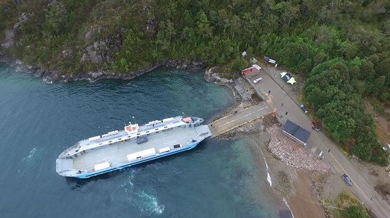 Cette photo trouvée sur le net de notre ferry amarré à Puerto Yungay, ne montrant qu'un seul véhicule resté sur le pont après le débarquement de tous les autres, reflète parfaitement notre détresse du moment