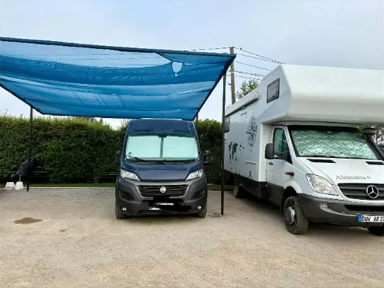 Roberto garé pour un mois à côté d'un camping-car allemand