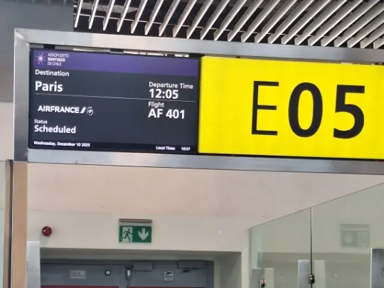 Derrière cette porte, un vol de 14 heures pour la France !