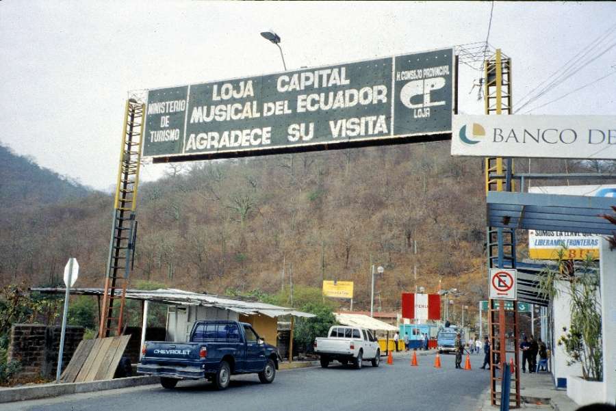 Franchissement à pied du pont qui sépare l'Équateur du Pérou