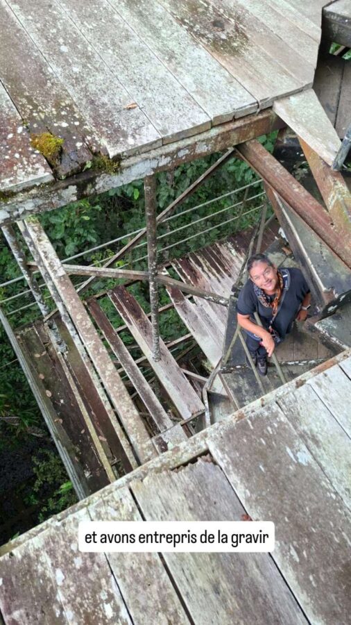 Claudie dans l'escalier de la tour d'observation