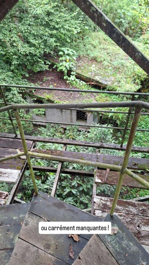 marches manquantes sur une tour d'observation