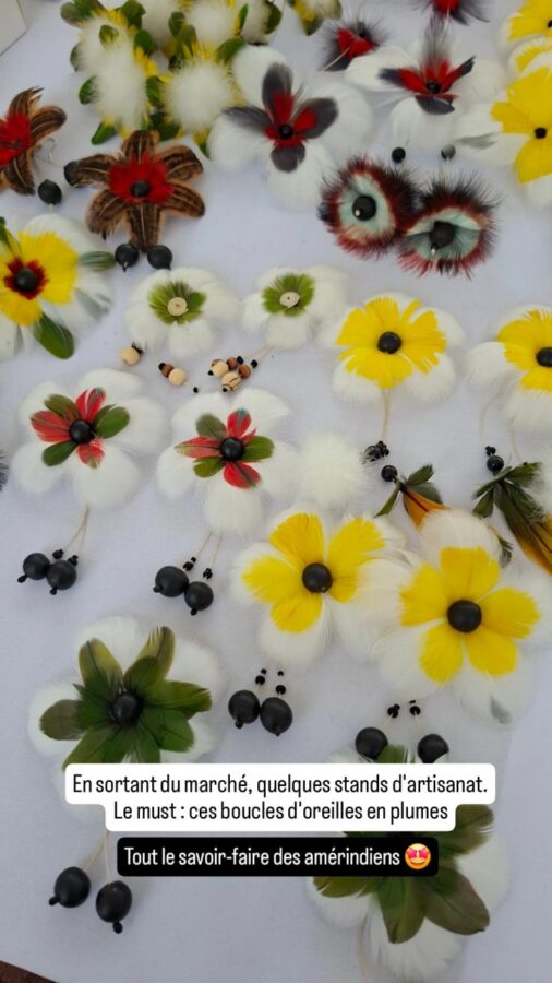 marché de Puyo, Équateur : boucles d'oreilles en plumes