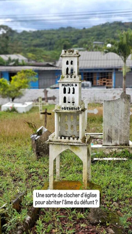 cimetière de Puyo : stèles en forme de clocher d'église