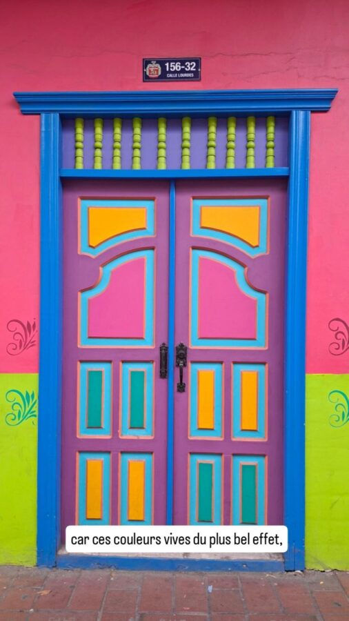 Loja, Équateur : la rue Lourdes, une porte colorée