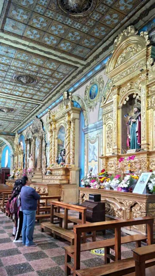 Loja, Équateur : intérieur d'une église