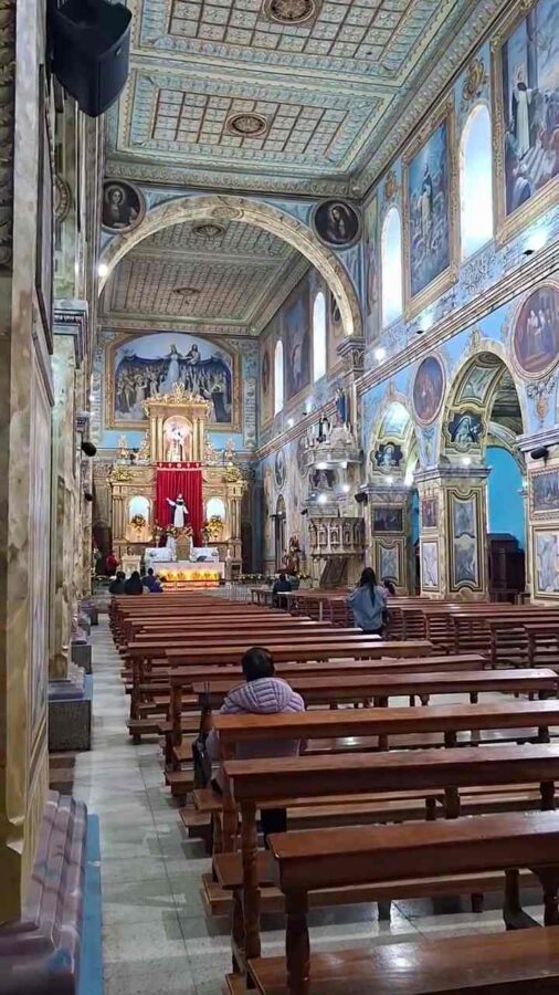 Loja, Équateur : intérieur d'une église