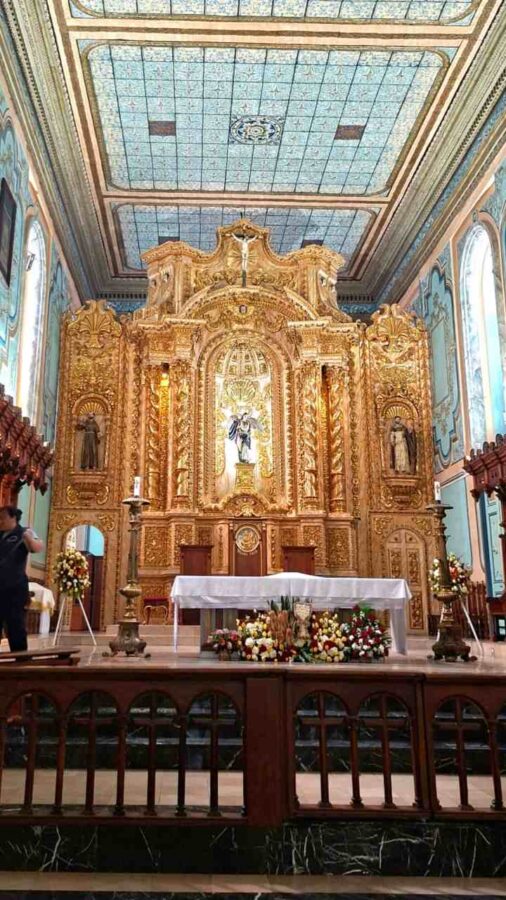 Loja, Équateur : intérieur d'une église