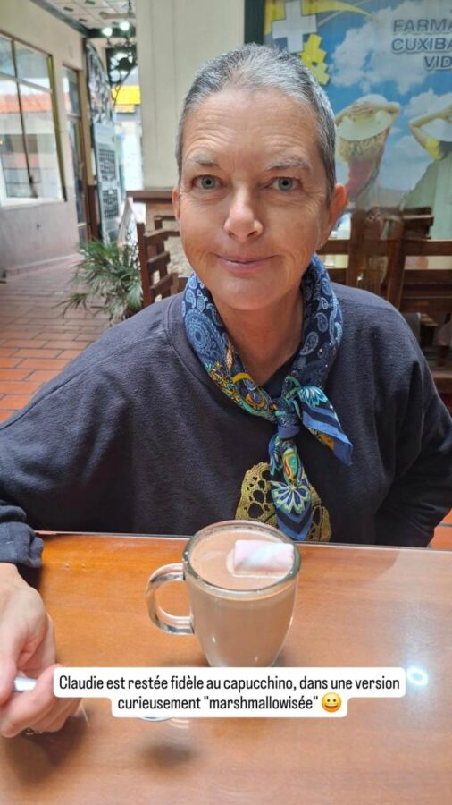 Loja, Équateur : Claudie devant un capucchino