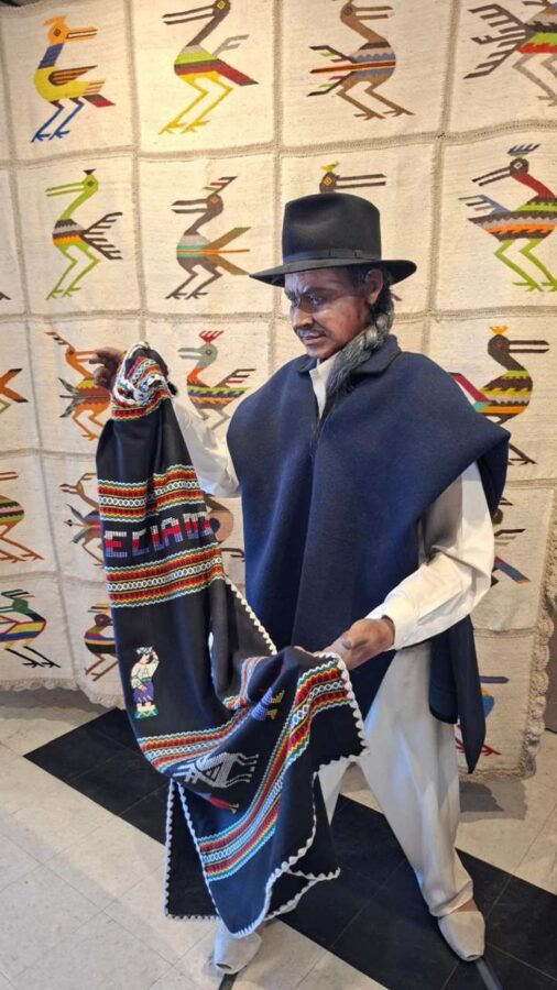costumes et tissus amérindiens au musée Pumapongo de Cuenca Équateur