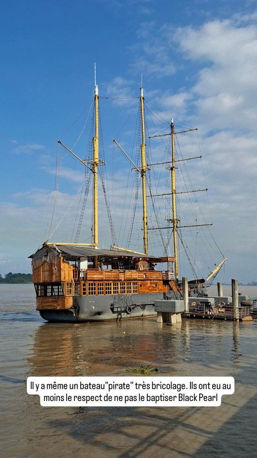 Cuenca, Équateur : bateau pirate