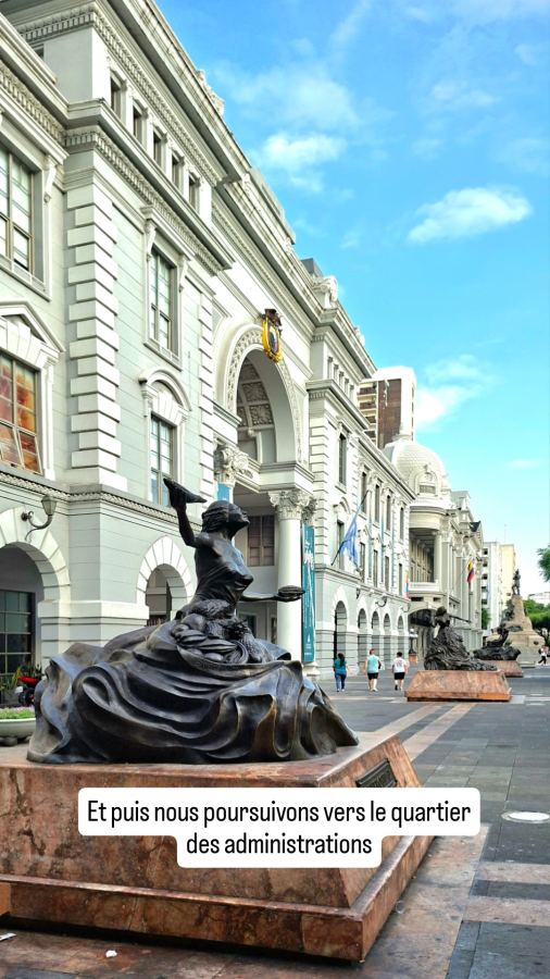 Cuenca, Équateur : place des administrations