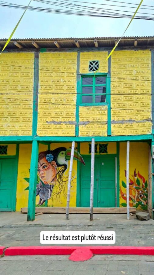 La Entrada, Équateur, maisons colorées