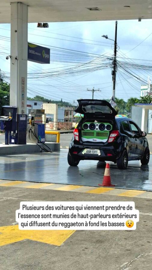 Quevedo, Équateur : grosse sono dans une voiture