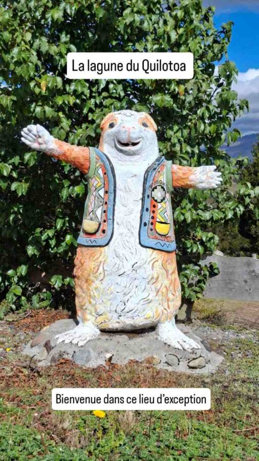Lagune du Quilotoa, Équateur : accueil par la mascotte du musée
