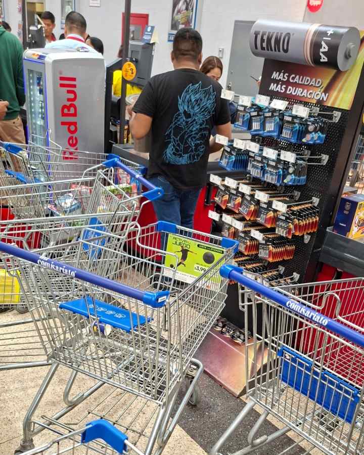 Équateur insolite : un caddie avant et après la caisse du supermarché