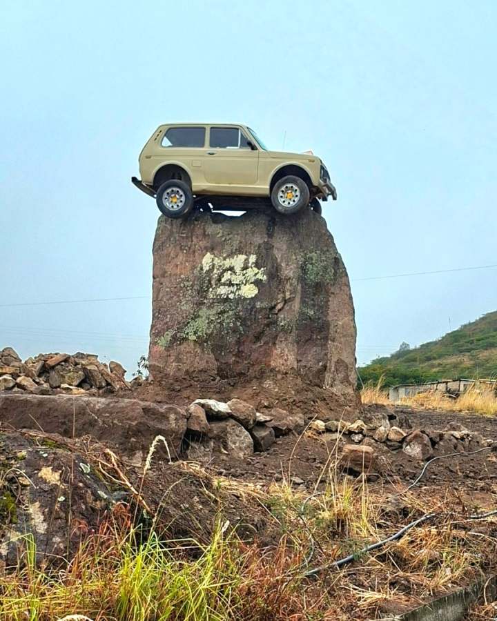 Équateur insolite : une Lada Niva statufiée