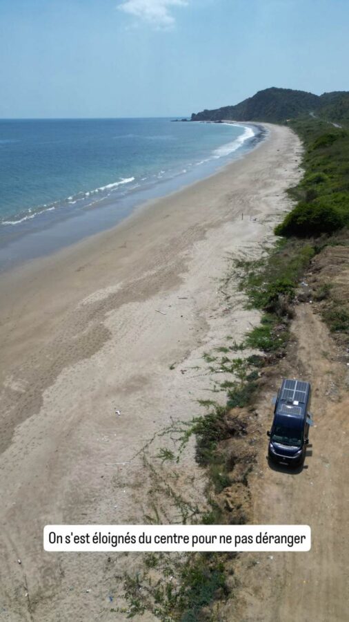 Salango, Équateur : notre fourgon aménagé Roberto sur la plage