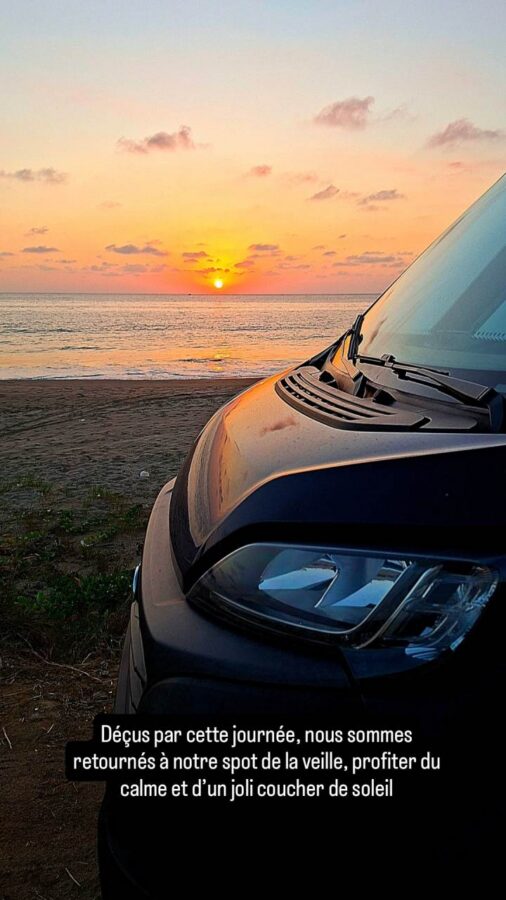 Spot dodo sur la plage de Salango, Équateur, avec coucher de soleil