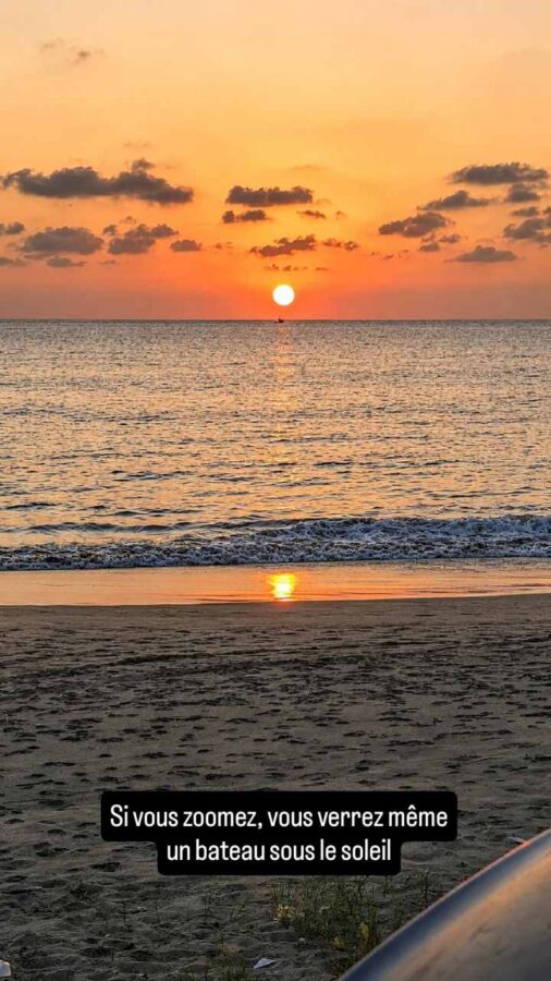 Spot dodo sur la plage de Salango, Équateur, avec coucher de soleil