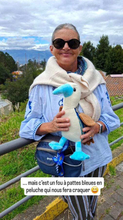 Quito, Équateur : Claudie avec un fou à pattes bleues en peluche