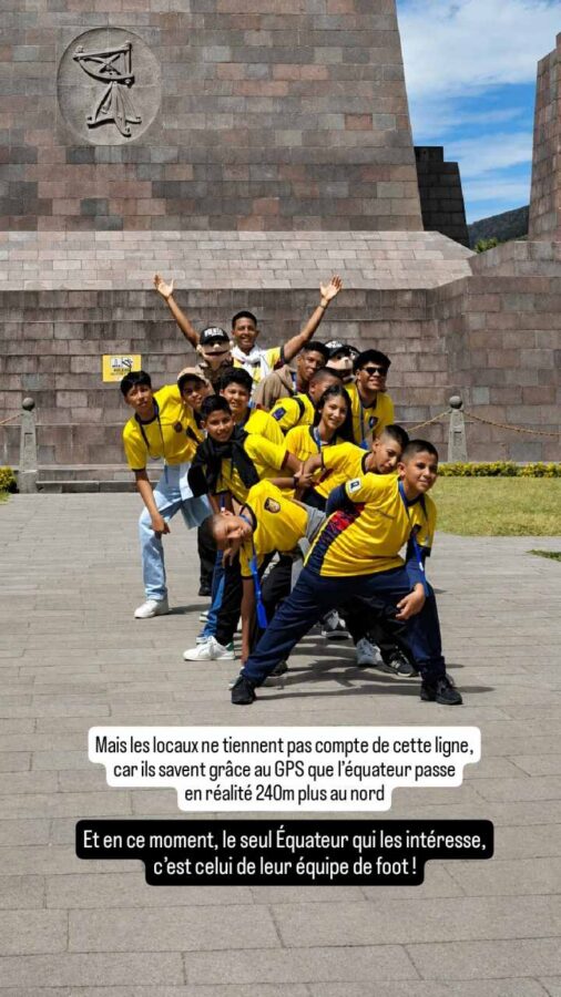 La Mitad del Mundo, Équateur : jeunes footballeurs équatoriens posant devant le monument