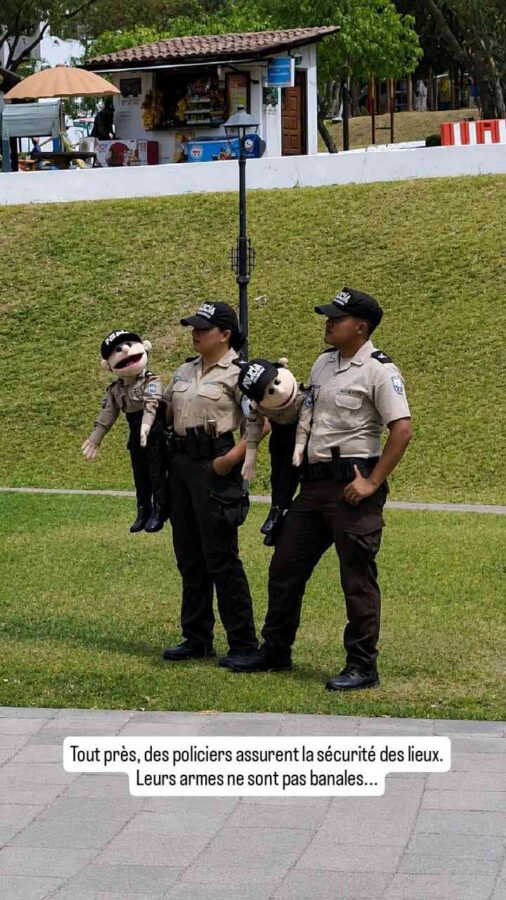 La Mitad del Mundo, Équateur : policiers avec marionnettes