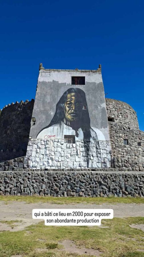 Museo Templo del Sol, Quito, Équateur : portrait de Ortega Maila sur l'arrière du bâtiment