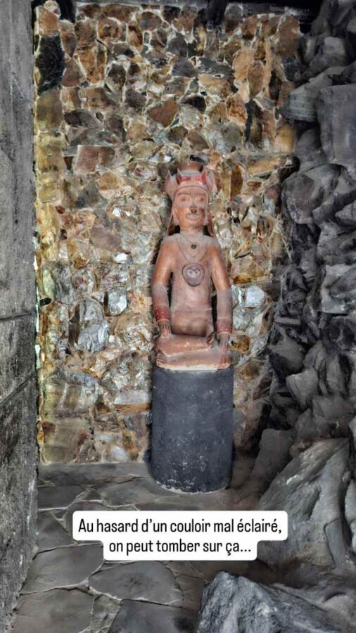 Museo Templo del Sol, Quito, Équateur : sculptures dans les couloirs