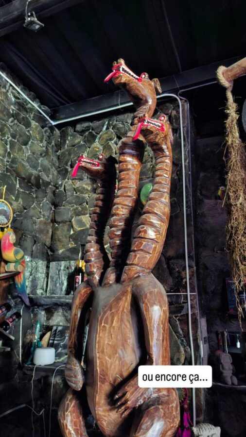 Museo Templo del Sol, Quito, Équateur : sculptures dans les couloirs