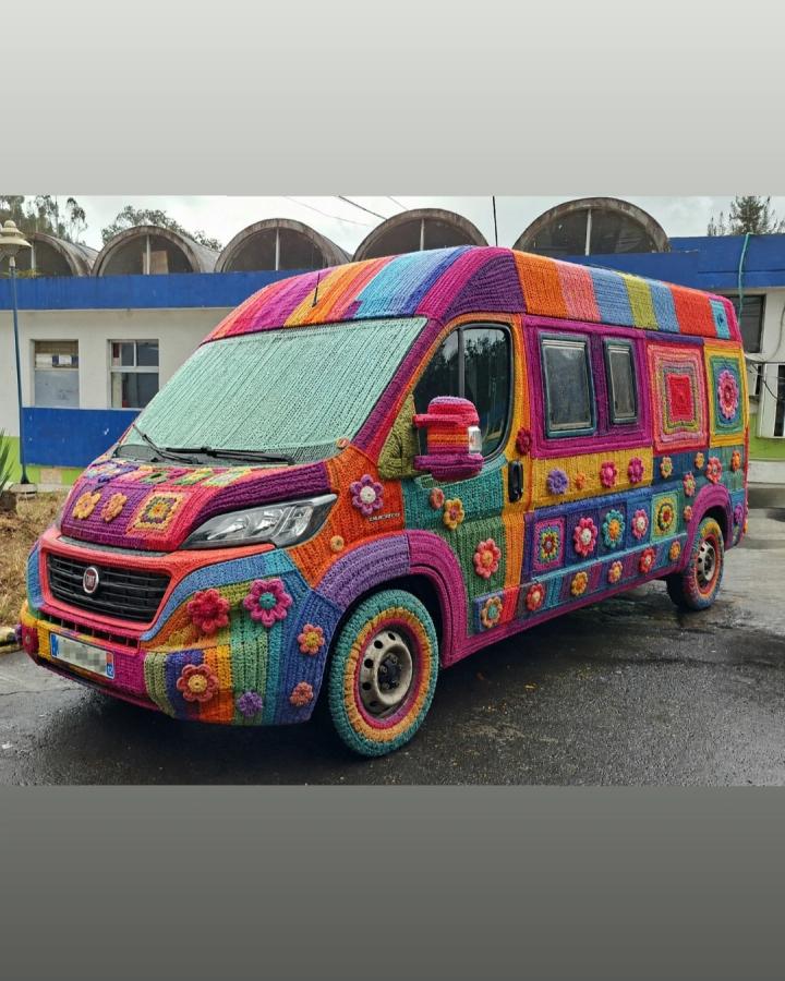 Tricot graffiti ou yarn bombing, Roberto habillé par l'IA (Chat GPT)
