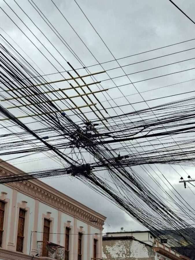 Réseau électrique et téléphonique équatorien : un véritable embrouillamini