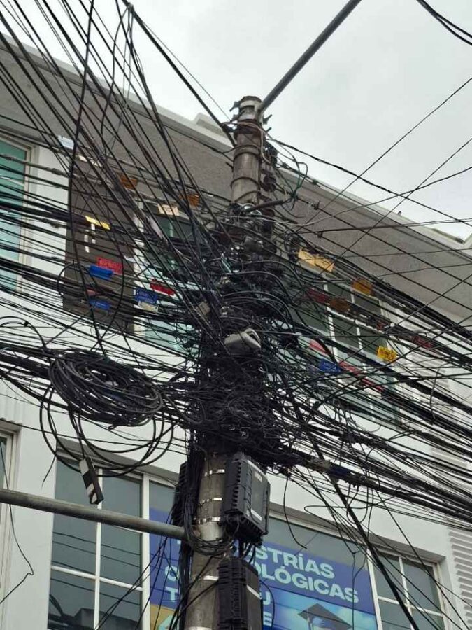 Réseau électrique et téléphonique équatorien : un véritable embrouillamini