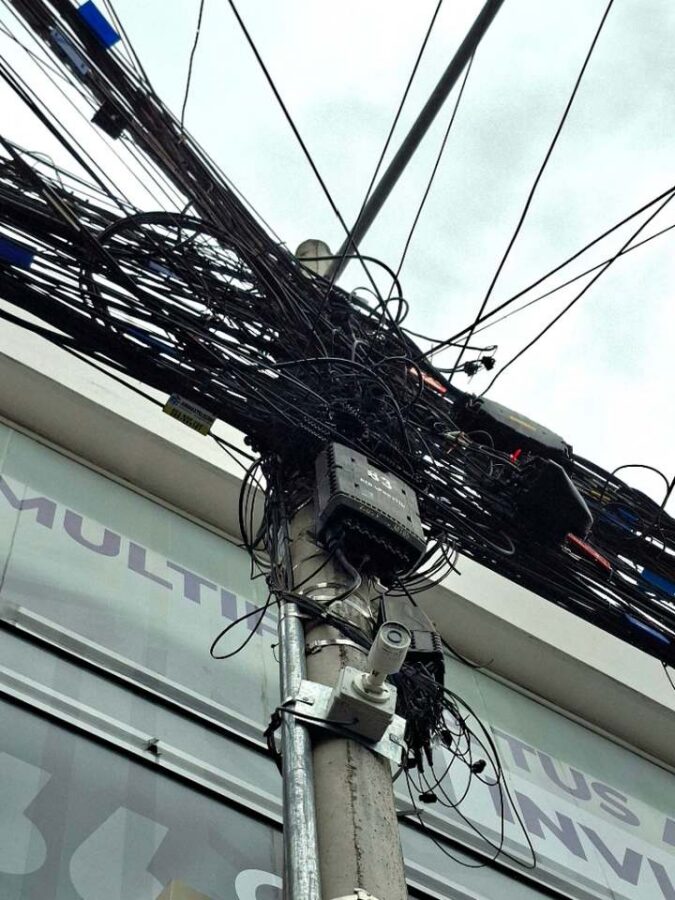 Réseau électrique et téléphonique équatorien : un véritable embrouillamini
