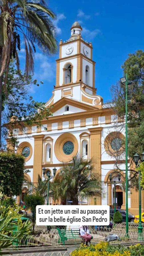 Cayambe, Équateur : place centrale et église San Pedro