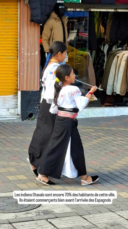 Otavalo, Équateur : jeunes filles en tenue traditionnelle