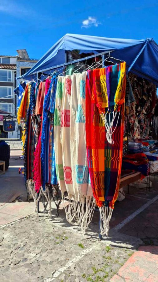 Otavalo, Équateur : ponchos au marché