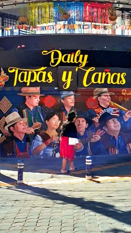 Otavalo, Équateur : fresque de musiciens