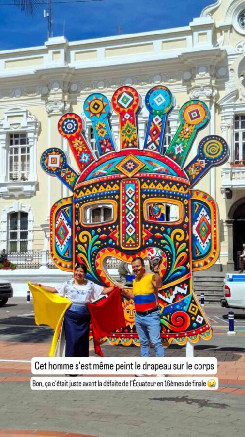 Otavalo, Équateur : des supporters se photographient devant un masque de carnaval