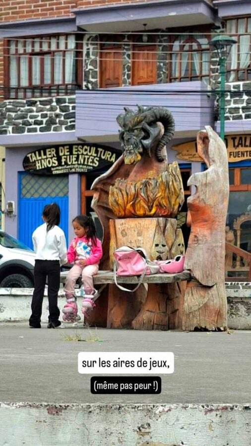 San Antonio de Ibarra, Équateur : enfants jouant sous une sculpture monstrueuse
