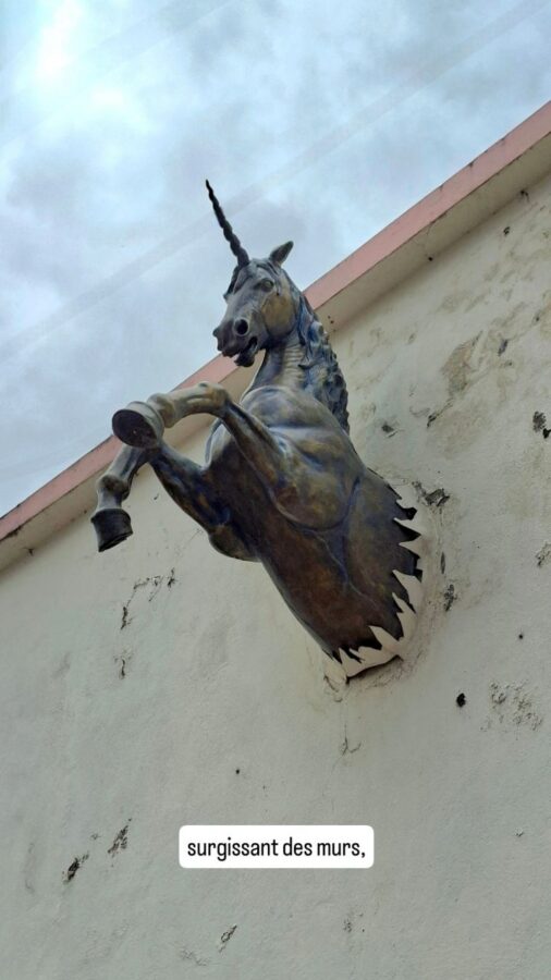 San Antonio de Ibarra, Équateur : licorne surgissant d'un mur