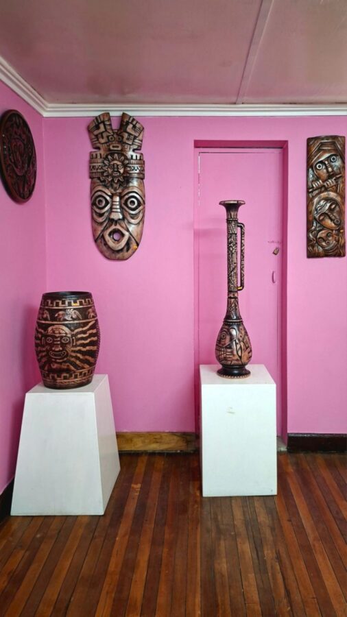 San Antonio de Ibarra, Équateur : galerie du sculpteur Luis Potosi