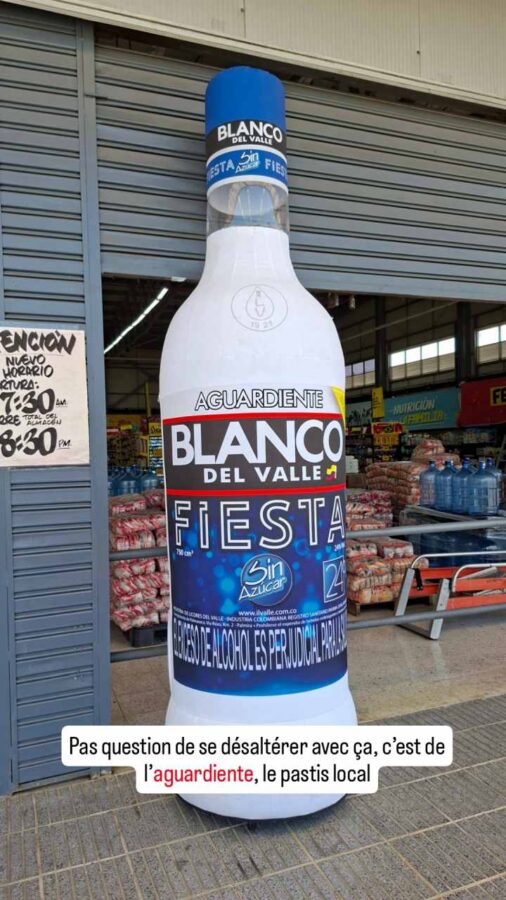 Supermarché Gran Colombia, Jaramundi, Colombie : bouteille publicitaire d'aguardiente