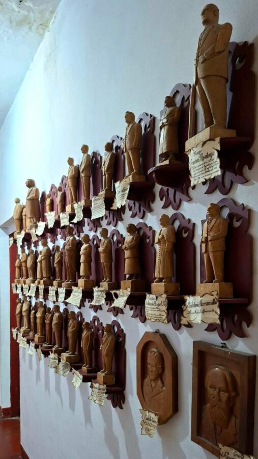 Maison de la culture, Aguadas, Colombie, le conseil municipal sculpté en bois