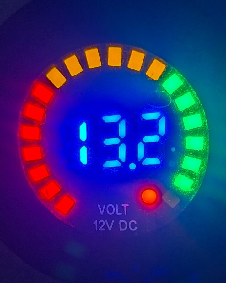 Vanlife, autonomie énergétique, voltmètre