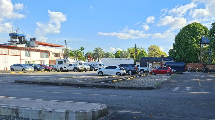 Roberto sur le parking de l'aéroport de Villavicencio, Colombie